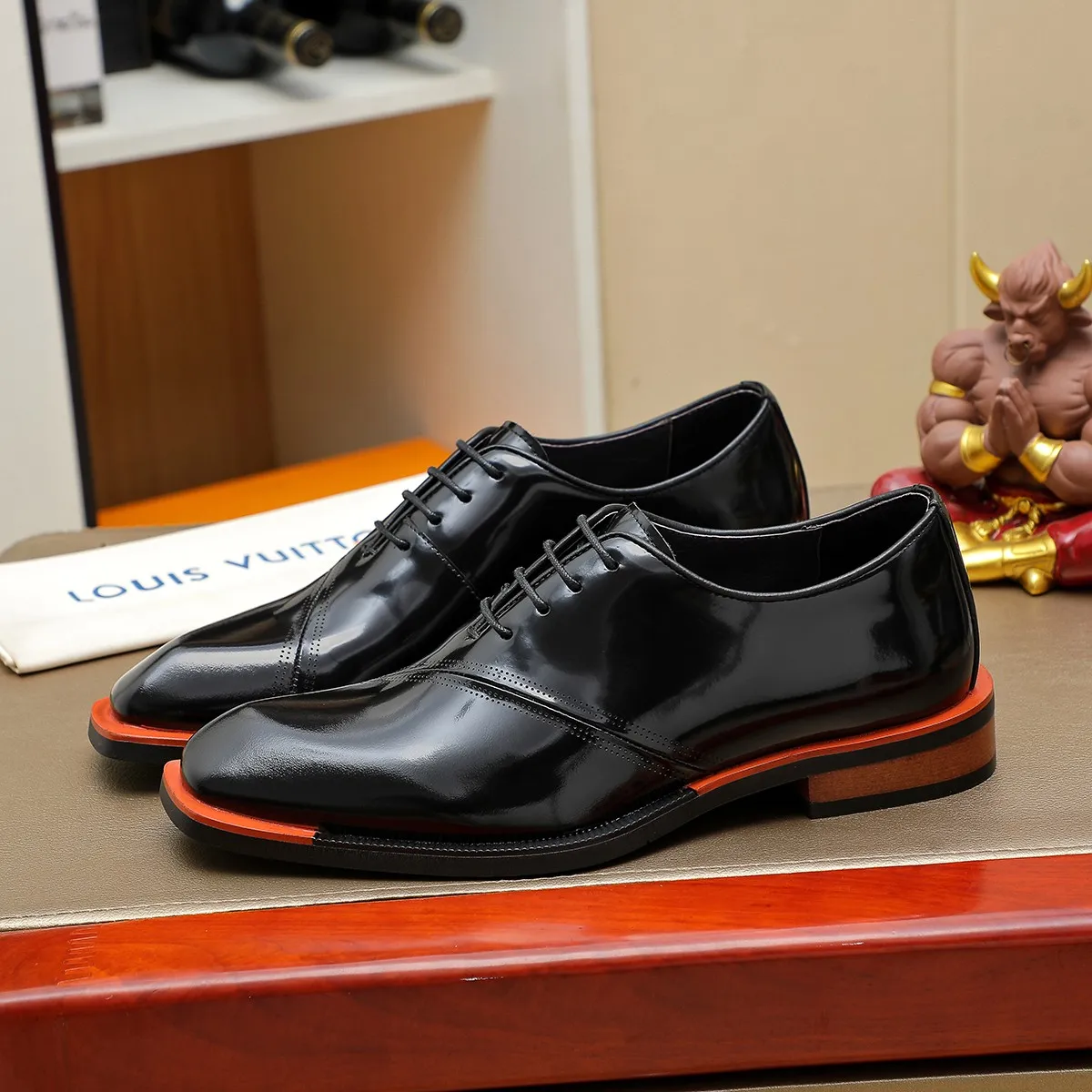 Men's shoes 💰620 💰 Louis Vuitton LV ® Autumn and Winter 🆕 models 🔛Full shoe counter First layer cowhide, 🐂leather lined casual shoes for men, super soft outsole, essential for driving. Counter synchronized original first layer cowhide completely 1:1 mold customization 🌹Top version, 2 colors available! Number: 38-45 (37.46. Customized)